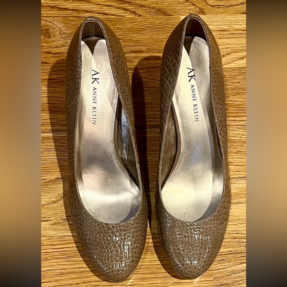 Anne Klein Taupe Faux Alligator Stiletto Heels Size 8M - Picture 4 of 13